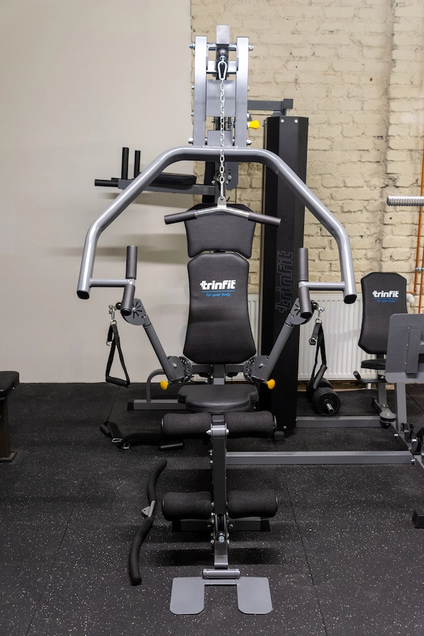 Multifunční posilovací stroj